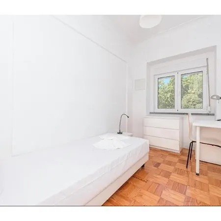 Apartment Houze Spacious 4-Bedroom Flat Near Lisbon Zoo *